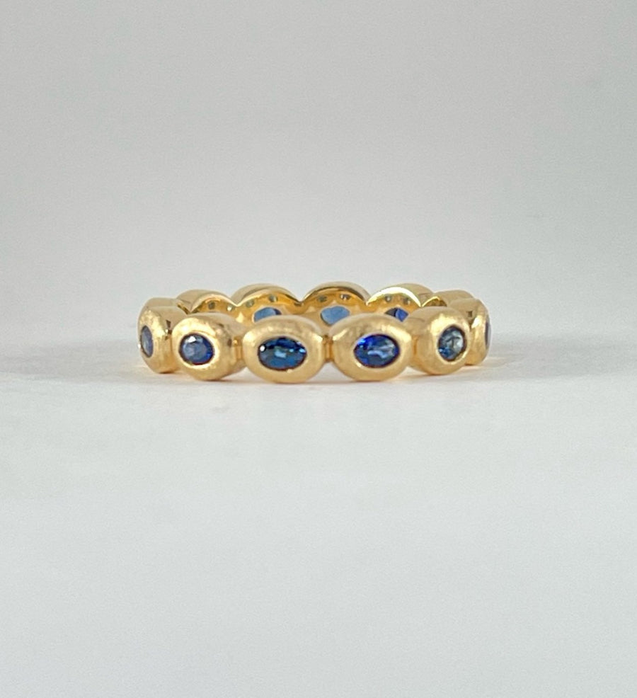Oval Cut blue Sapphire and Yellow Gold Ring